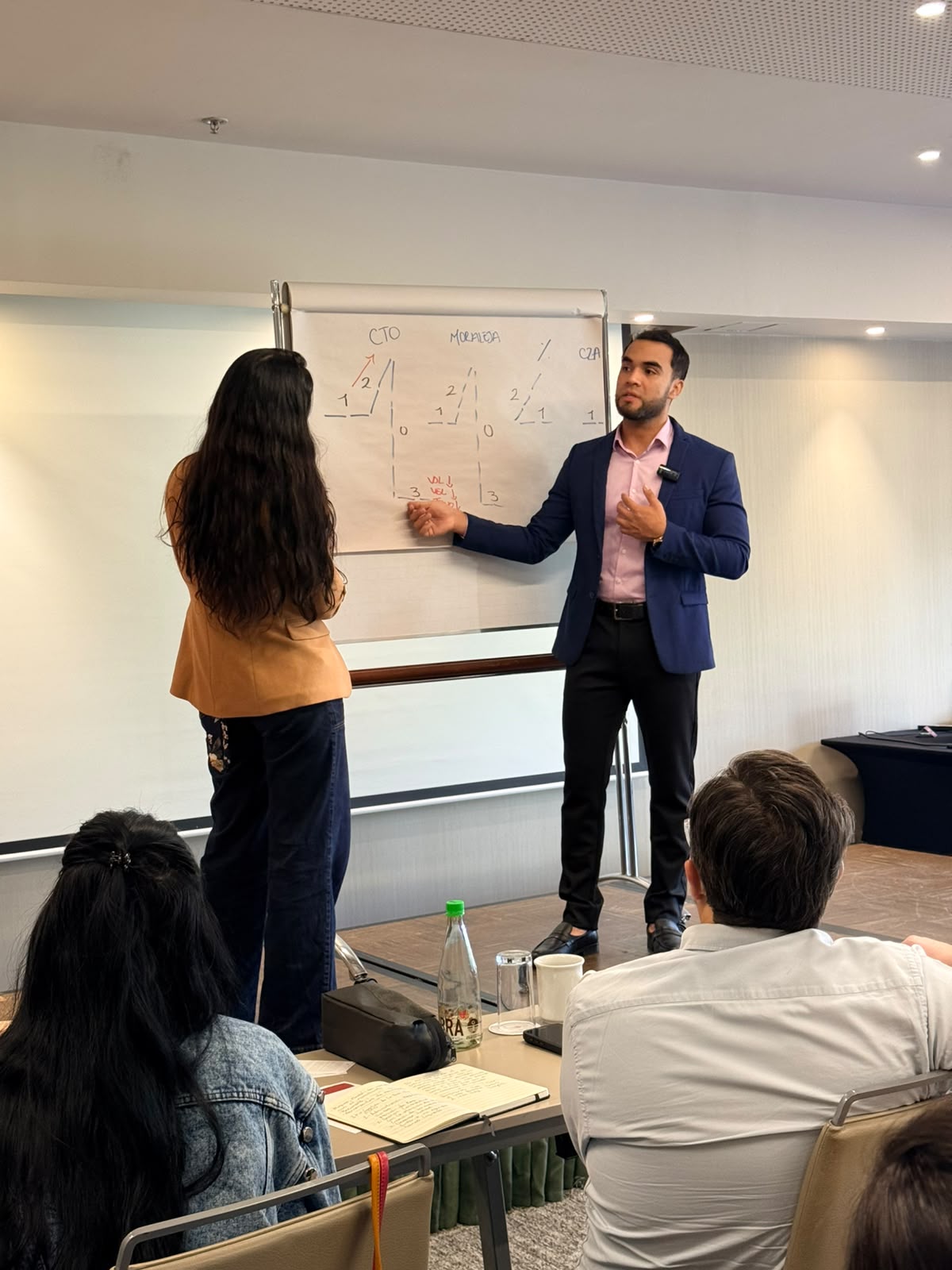 Andrés explicando la estructura de un discurso en un papelógrafo