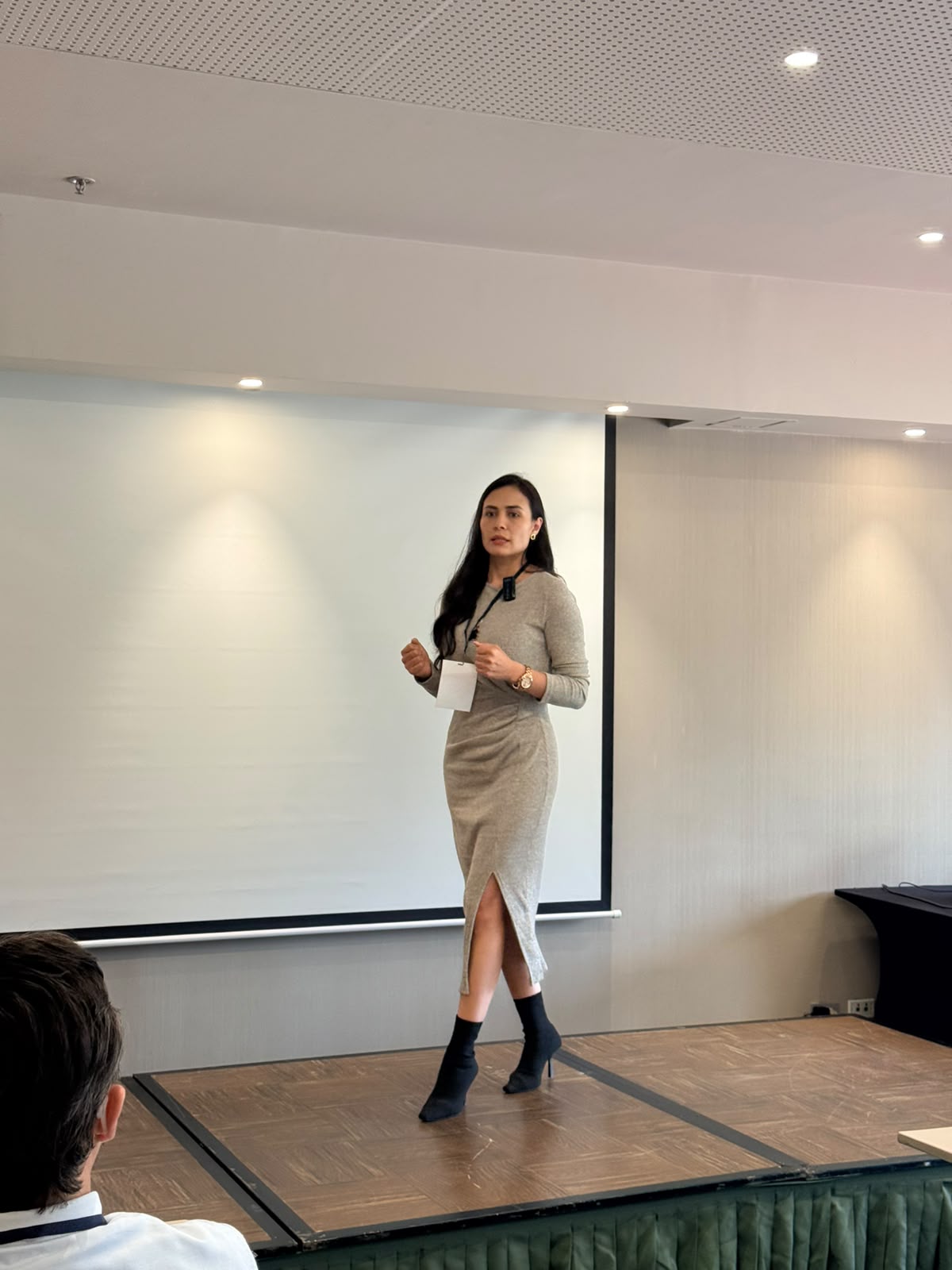 Participante presentando de pie sobre el escenario